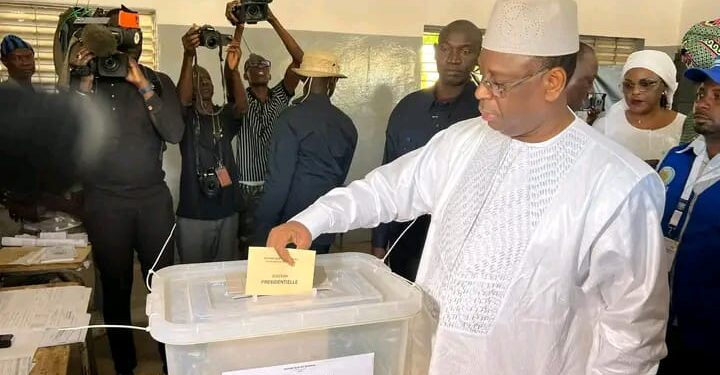  Présidentielle au Sénégal : Macky Sall accomplit son devoir citoyen