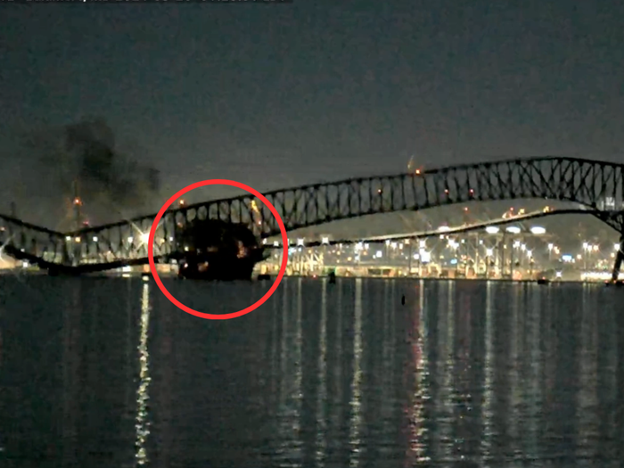  Le pont de Baltimore s’effondre dans l’eau après avoir été heurté par un cargo (Vidéo)