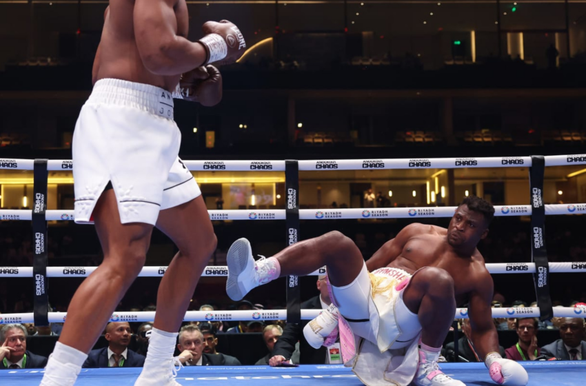  Francis Ngannou critiqué pour avoir donné des excuses après sa défaite contre Anthony Joshua