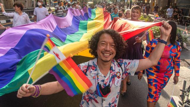 La Thaïlande se rapproche de la légalisation du mariage homosexuel avec l'adoption par le parlement d'un projet de loi historique