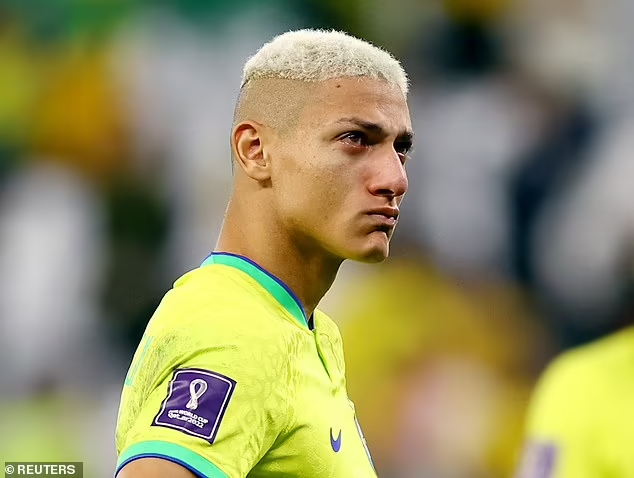 La star de Tottenham et du Brésil, Richarlison, révèle qu'il a souffert de dépression après la Coupe du monde 2022 et qu'il a voulu se suicider.