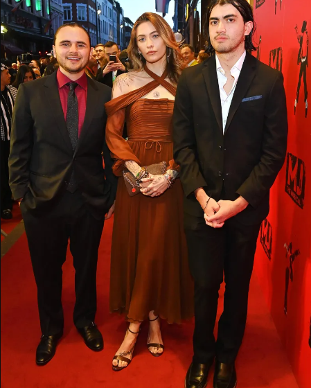  Les trois enfants de Michael Jackson font une rare apparition ensemble sur le tapis rouge en l’honneur de leur père.