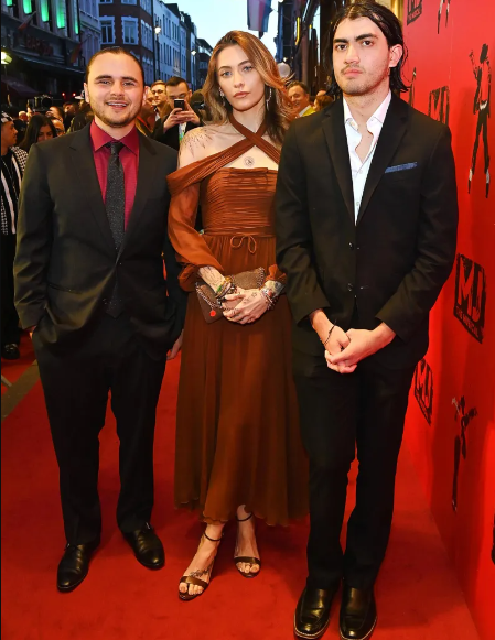 Les trois enfants de Michael Jackson font une rare apparition ensemble sur le tapis rouge en l'honneur de leur père.