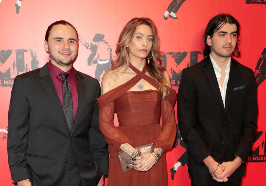 Les trois enfants de Michael Jackson font une rare apparition ensemble sur le tapis rouge en l'honneur de leur père.