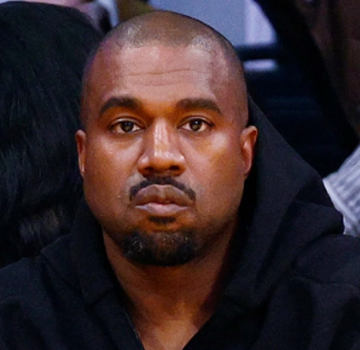  « Je suis la seule personne à être revenue à la première place après une annulation », écrit Kanye West en affirmant qu’il est le « seul GOAT ».
