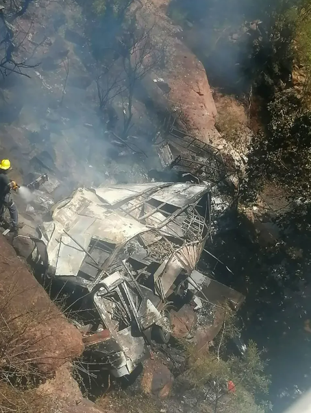 Afrique du Sud : 45 morts dans un bus transportant des fidèles de Pâques qui a plongé d'un pont