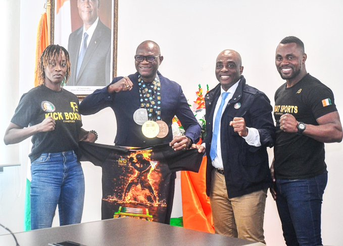 Championnat du monde de kick-boxing: le ministre délégué aux Sports, Adjé Silas Metch, félicite les trois Éléphants boxeurs médaillés