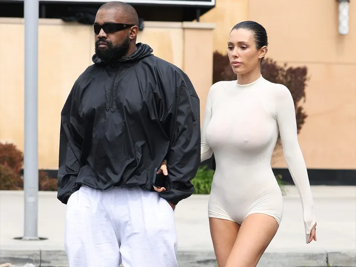 Bianca Censori en tenue révélatrice avec Kanye West au Cheesecake Factory