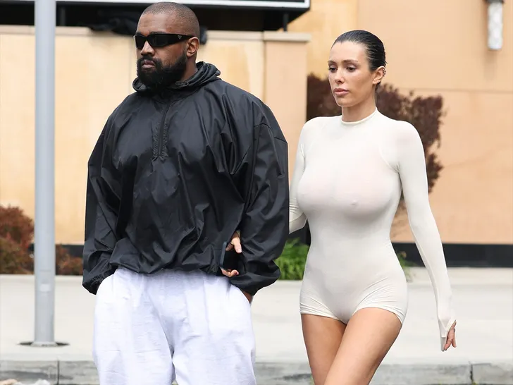  Bianca Censori en tenue révélatrice avec Kanye West au Cheesecake Factory