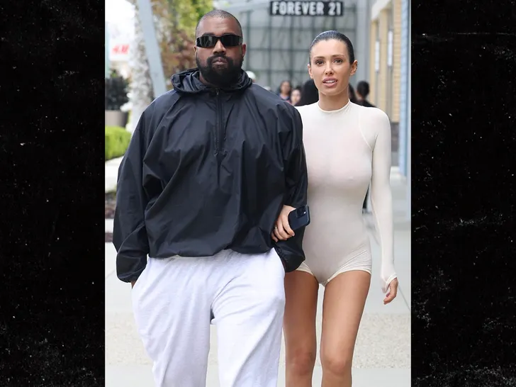 Bianca Censori en tenue révélatrice avec Kanye West au Cheesecake Factory