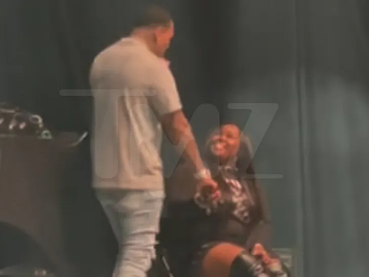  Kevin Gates fait pleurer une fan avec des fleurs et une sérénade sexy sur scène