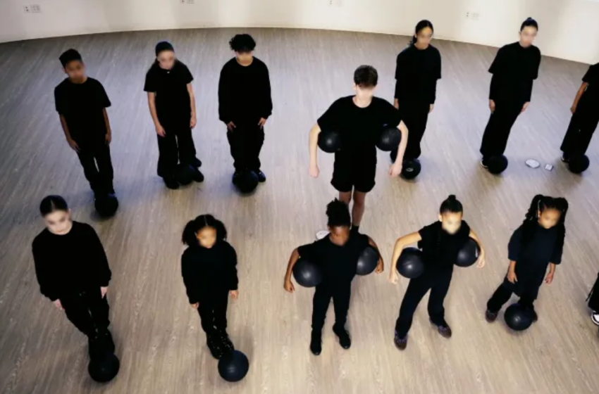  Kanye West relooke son école privée chrétienne en mettant l’accent sur le basketball, la chorale et la danse alors qu’il engage des chorégraphes de premier plan pour les étudiants.