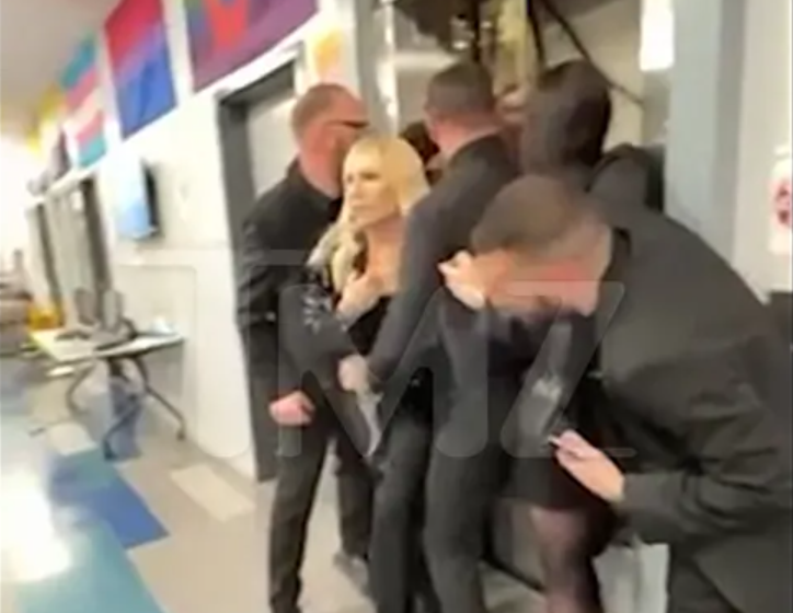  Donatella Versace reste coincée dans un ascenseur lors de sa participation à un événement LGBT.