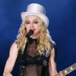 Madonna croit avoir parlé à Dieu lors de son hospitalisation pour une "infection bactérienne grave" mettant sa vie en danger.