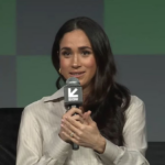 Meghan Markle déclare qu'elle "ne peut pas comprendre les femmes qui détestent les femmes" alors qu'elle s'exprime lors d'une apparition lors d'un panel.