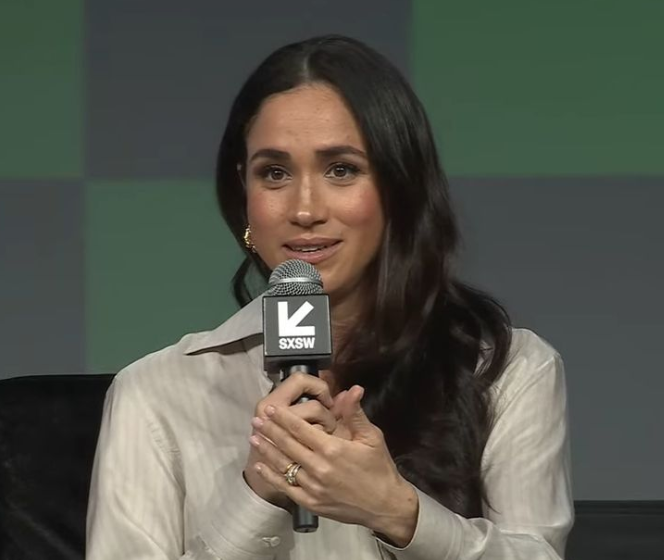  Meghan Markle déclare qu’elle “ne peut pas comprendre les femmes qui détestent les femmes” alors qu’elle s’exprime lors d’une apparition lors d’un panel.