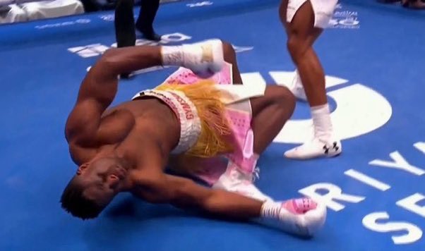  Anthony Joshua anéantit Francis Ngannou avec un violent knockout au 2e round (vidéos)