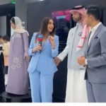 Le premier robot 'masculin' d'Arabie saoudite touche les fesses d'une journaliste.