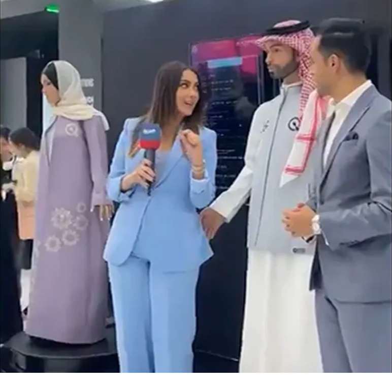 Le premier robot 'masculin' d'Arabie saoudite touche les fesses d'une journaliste.