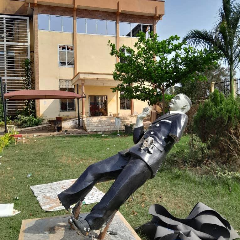 Cameroun : La statue du président de la Fécafoot, Samuel Eto'o située à la mairie de Yaoundé 6 a été détruite.
