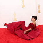 Oscars 2024 : La YouTubeuse Liza Koshy tombe sur le tapis rouge des Oscars en essayant de marcher avec des talons compensés de 8 pouces (Photos).