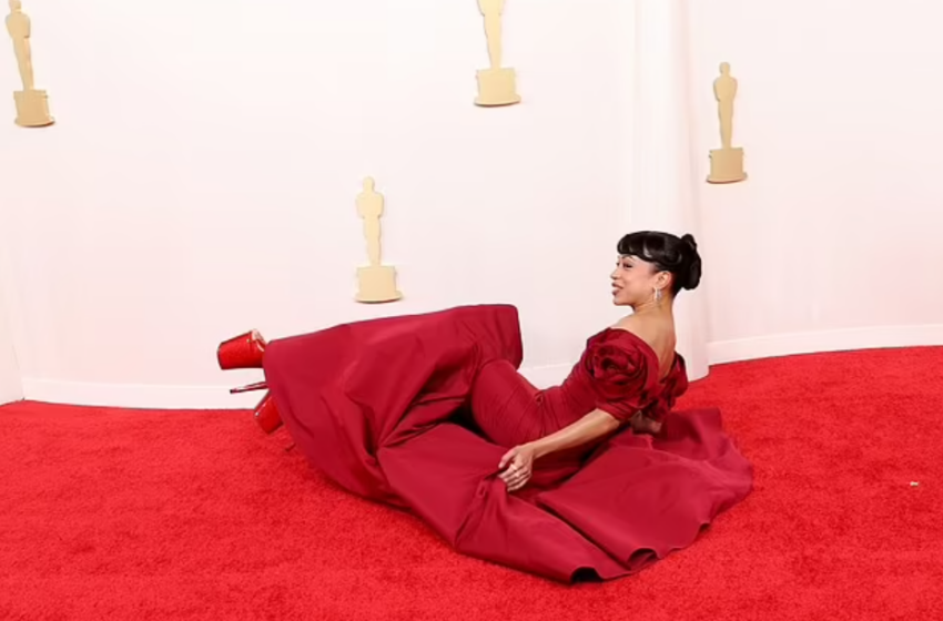  Oscars 2024 : La YouTubeuse Liza Koshy tombe sur le tapis rouge des Oscars en essayant de marcher avec des talons compensés de 8 pouces (Photos).