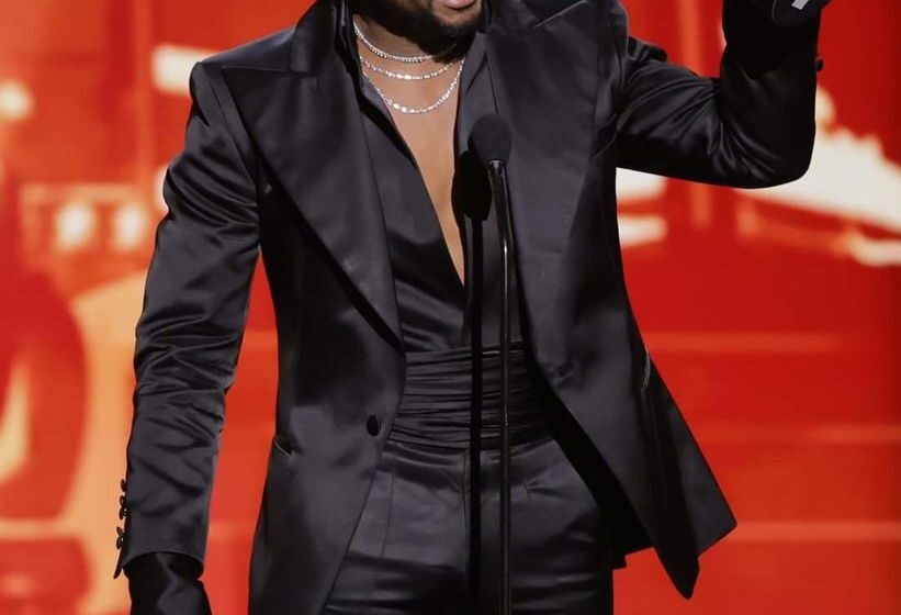  Usher remercie sa mère avec un discours passionné lors des NAACP Image Awards