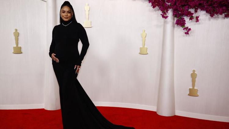  OSCARS 2024 : VANESSA HUDGENS ANNONCE SA GROSSESSE SUR LE TAPIS ROUGE