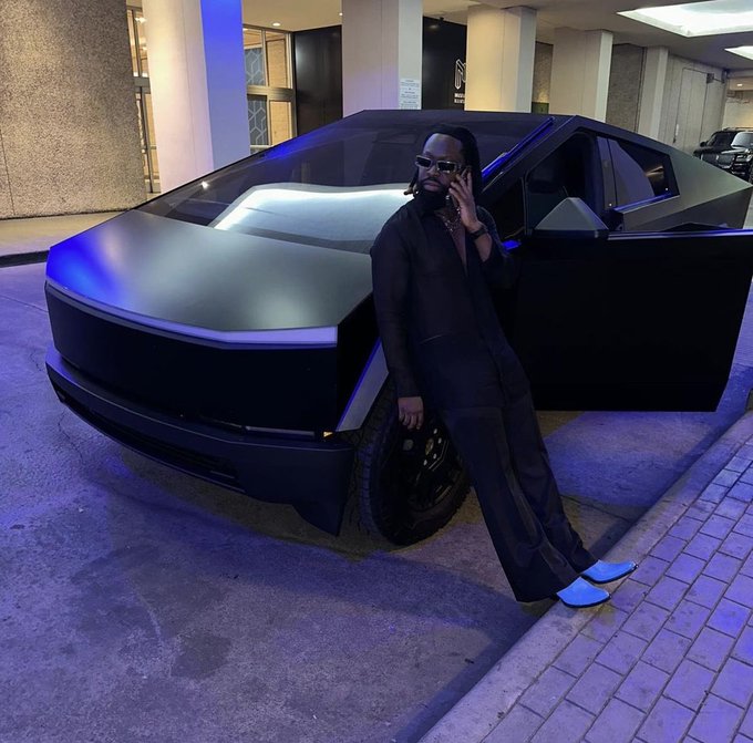 Le chanteur Timaya fait l'acquisition d'un CYBERTRUCK Tesla flambant neuf