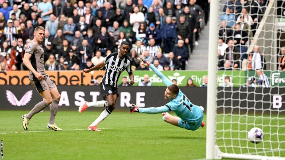 Newcastle vs Tottenham : Victoire sur les spurs 4-0, deux buts de Isak!