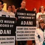 Le chaos éclate lorsque plus de 30 éco-guerriers, dont Chris Packham, prennent d'assaut le Science Museum de Londres.