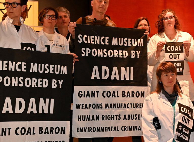  Le chaos éclate lorsque plus de 30 éco-guerriers, dont Chris Packham, prennent d’assaut le Science Museum de Londres.