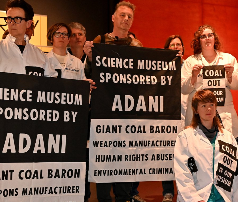 Le chaos éclate lorsque plus de 30 éco-guerriers, dont Chris Packham, prennent d'assaut le Science Museum de Londres.