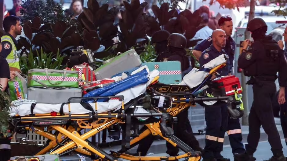 Le suspect de l'attaque à l'arme blanche de Sydney photographié pour la première fois, alors que cinq personnes ont été tuées et dix autres blessées