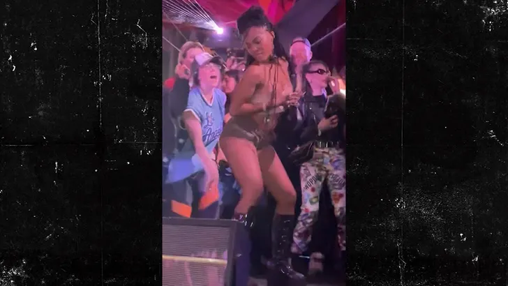 La chanteuse Billie Eilish embrasse le YouTuber Quenlin Blackwell à Coachella, quelques mois après avoir révélé sa bisexualité.