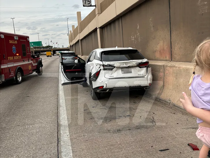 Premières photos du lieu de l'accident impliquant la voiture de Rashee Rice ; on voit les occupants quitter les lieux