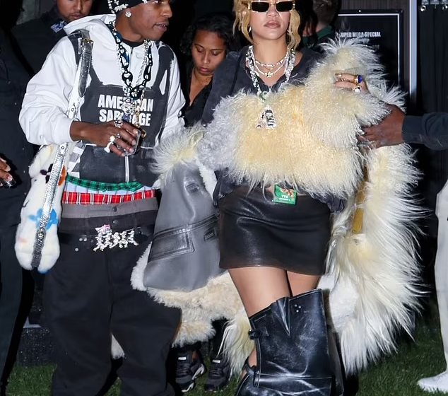  Rihanna et A$AP Rocky ont été aperçus ensemble au festival Coachella.