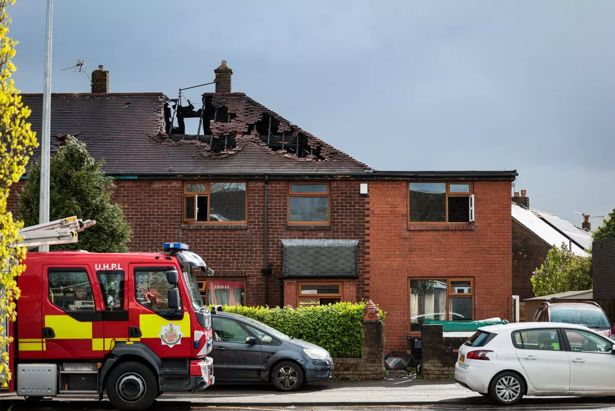 Incendie d'une maison à Wigan : un garçon de 4 ans meurt des suites de ses blessures après avoir été sorti du brasier par son père