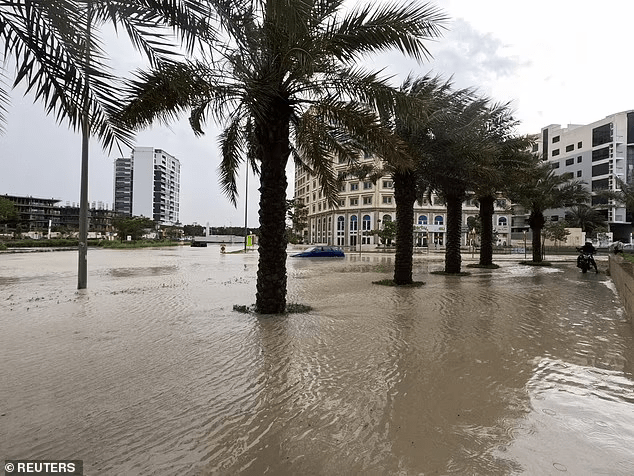 Dubaï touchée par de graves inondations : Des voitures de luxe submergées, des vols annulés