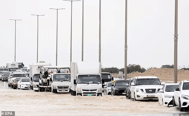 Dubaï touchée par de graves inondations : Des voitures de luxe submergées, des vols annulés