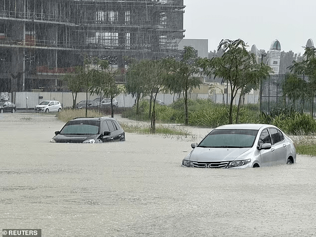 Dubaï touchée par de graves inondations : Des voitures de luxe submergées, des vols annulés