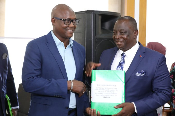  Développement de la filière rizicole : le ministre Kobenan Kouassi Adjoumani remet des contrats d’exploitation d’unités de transformation de riz paddy à des opérateurs