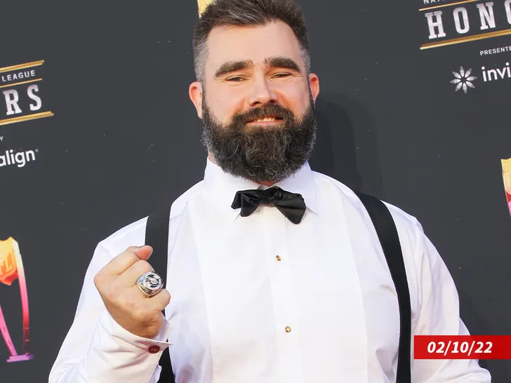  Jason Kelce dit avoir perdu la bague du Super Bowl dans la fosse à chili lors de l’émission “New Heights”.