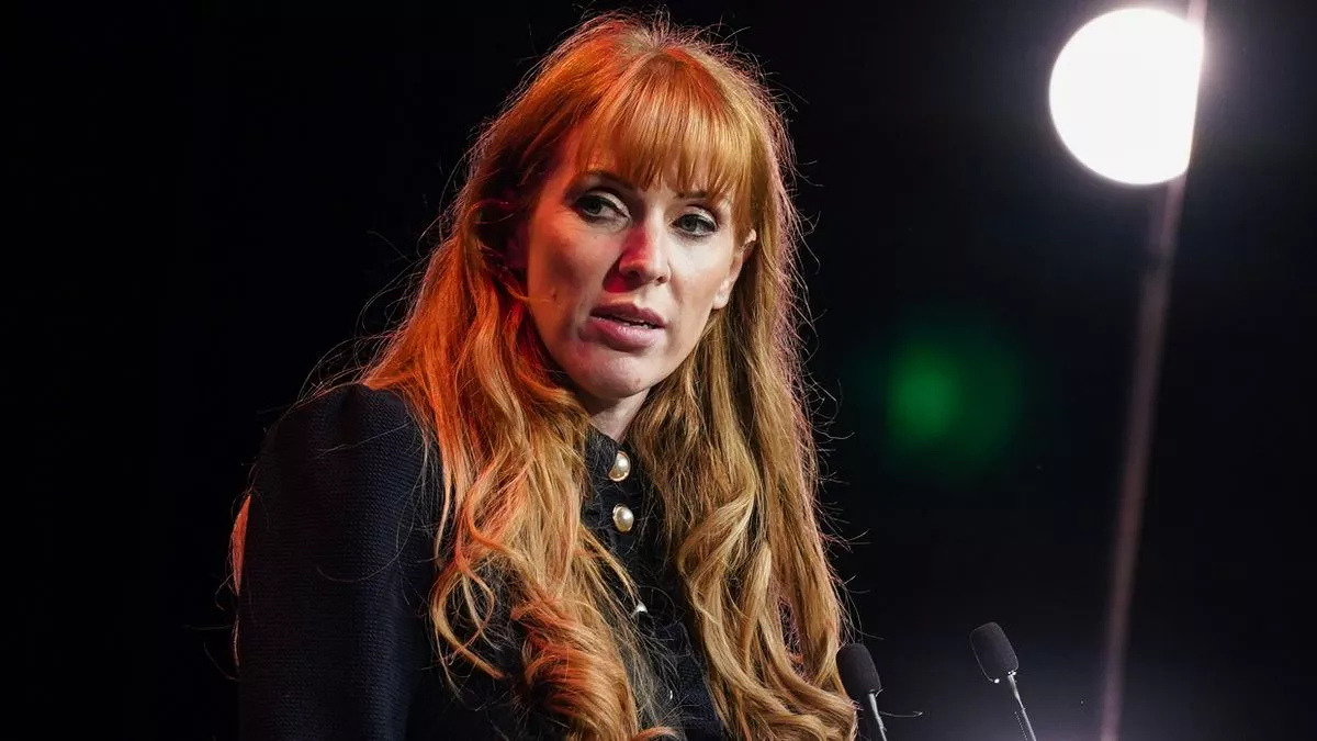 EXCLUSIF : Les anciens voisins d'Angela Rayner qualifient l'enquête de police de "chasse aux sorcières" et de "gaspillage d'argent".