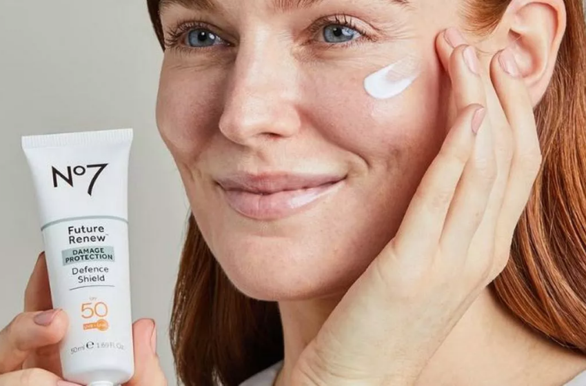  11 meilleurs produits No7, dont le sérum qui “rend les ridules invisibles” et le nouveau Future Renew SPF