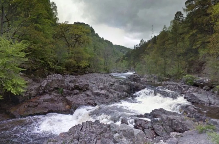  Deux étudiants tués après être tombés du bord d’une chute d’eau alors qu’ils prenaient un selfie dans un lieu de beauté