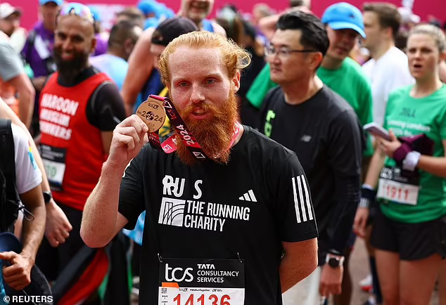  Russ Cook termine le marathon de Londres après avoir couru à travers l’Afrique