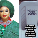 Bobrisky offre des chaises au centre correctionnel du Nigeria