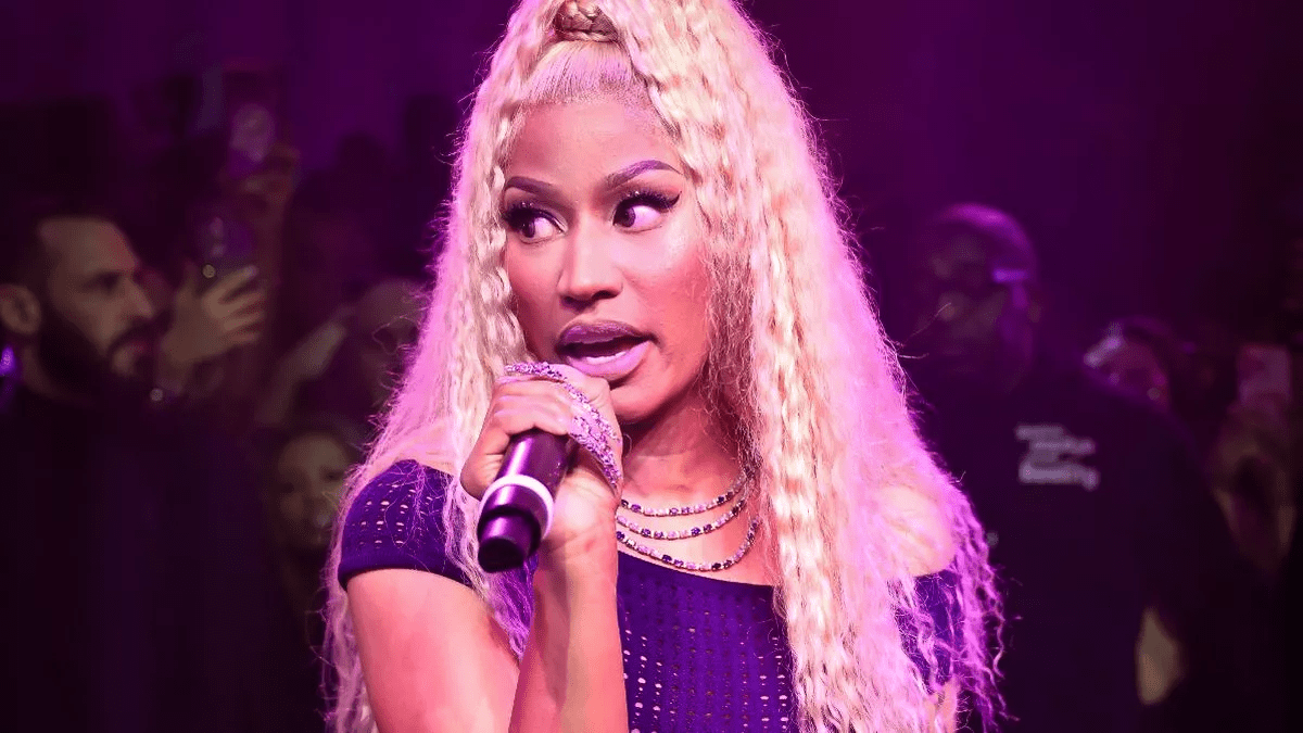 Nicki Minaj renvoie un objet à ses fans pendant sa tournée