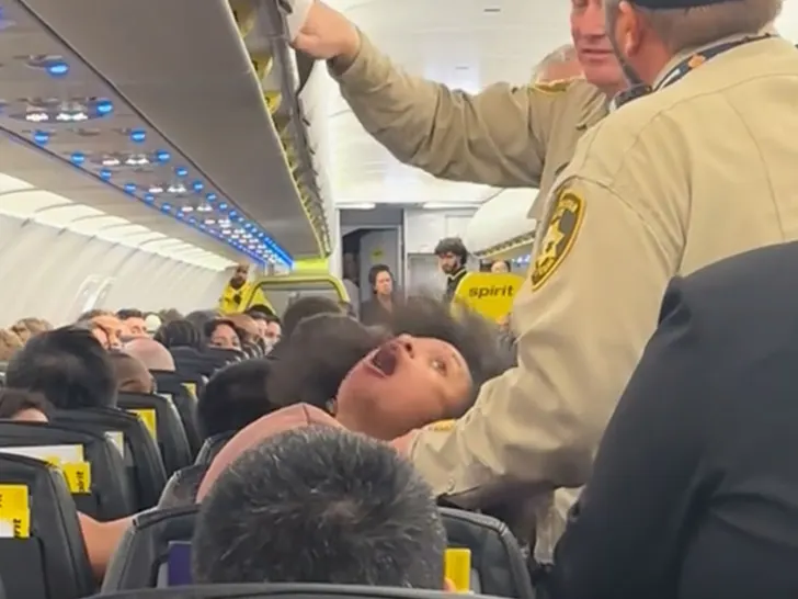 Une femme fait une crise de nerfs ridicule à bord d'un vol de Spirit Airlines et est expulsée par les flics